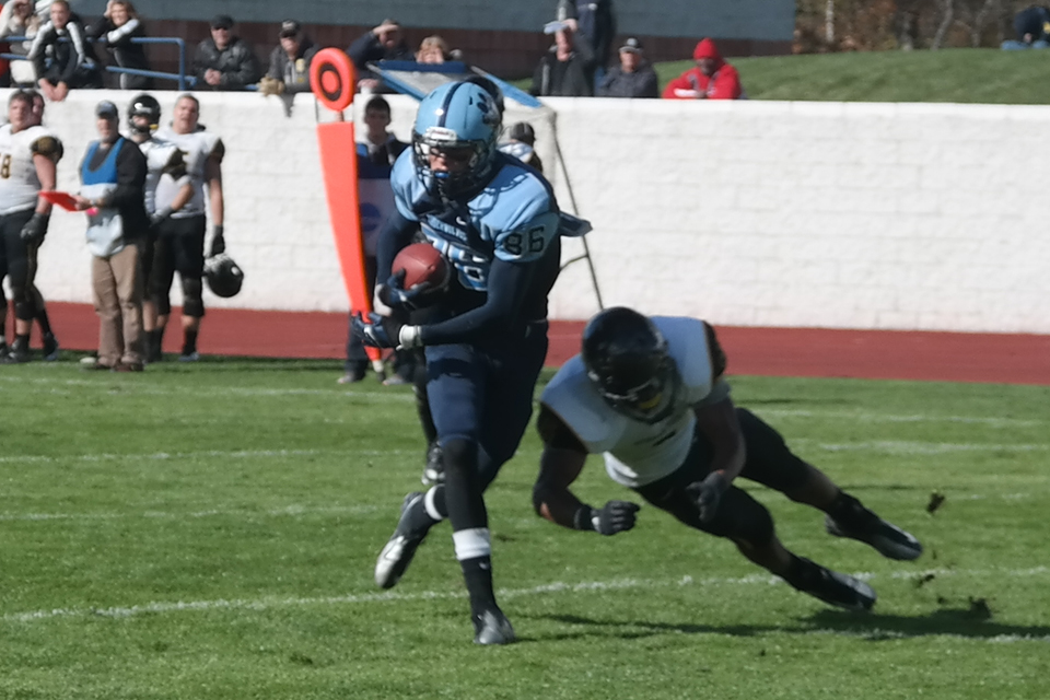 Football Finishes Season With 24-7 Loss At Hillsdale