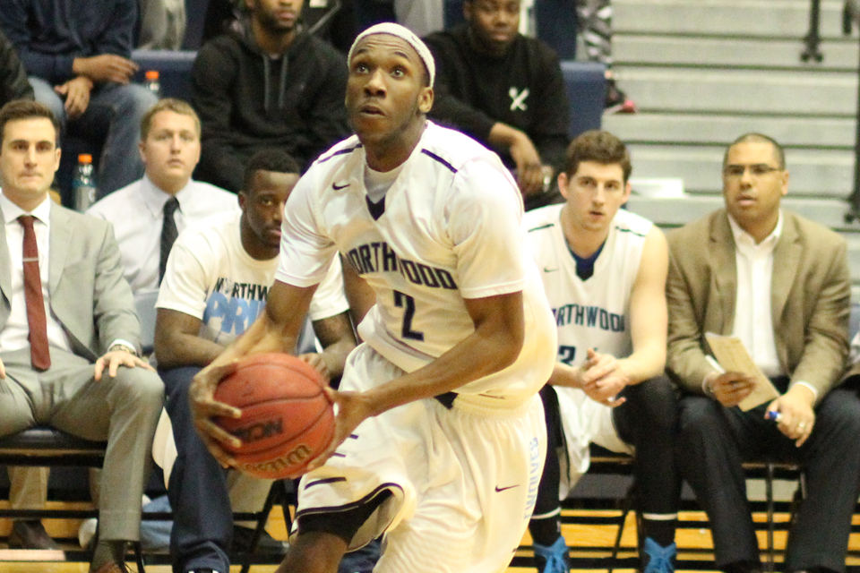 Men's Basketball Defeats Hillsdale 74-69
