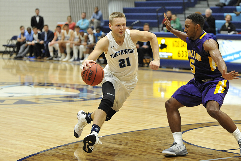 Men's Basketball Loses At Wayne State 87-73